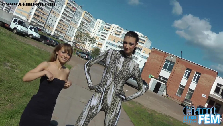 Giant Fem: Duże i małe w miejscach publicznych