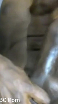 Je serre mes couilles en me doigtant le trou du cul en caressant ma bite en train de jouir