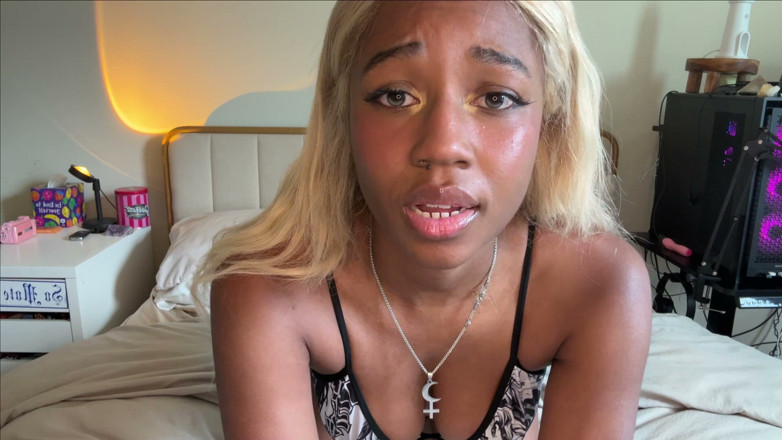 Lilith Annabell: Glory hole în librărie - Egirl te transformă în homosexual