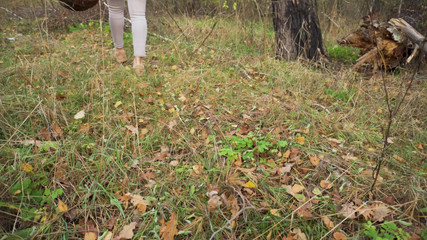 Teasecombo 4K: Une MILF en culotte moulante collectionne des champignons dans les...