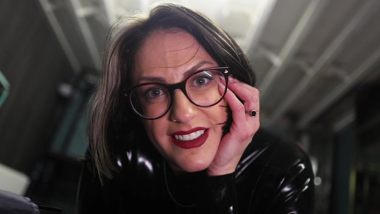 Countess diamond: 手提箱奴隶 第一人称视角 - 被困在我的手提箱里