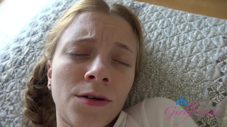 ATK Fans (Girlfriends): Vacaciones virtuales: Riley está en la cama y quiere jugar...
