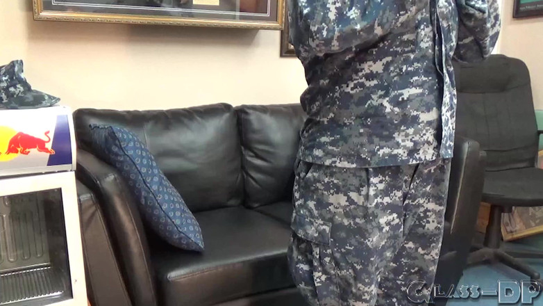 GLASSDP: Denna slampiga soldat har gått från grundläggande utbildning till hårdhänt...