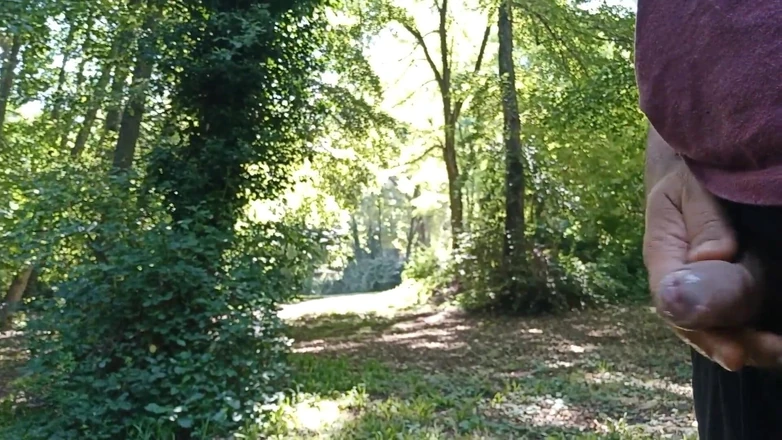 Kinky Guy: Amateur Walking Open Air and Pee in the Woods