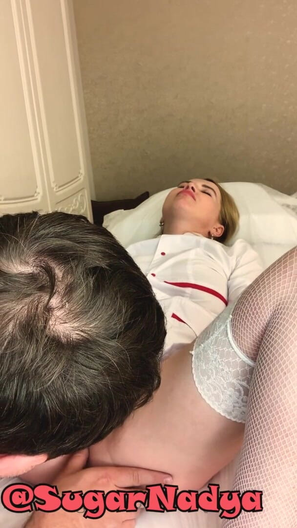 SugarNadya: La depilación de la dominatrix SugarNadya hizo que un cliente...