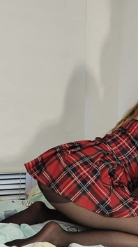 Sclava Foxy se simte curvă în rochie nouă vrea sperma lui Ken pe picioarele ei ciorapi