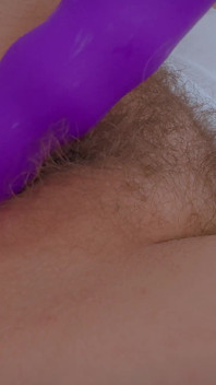 Baharatlı sohbet sheer nightie'de orta yaşlı seksi kadının mor oyuncak çılgınlığını ateş ediyor - dildoya binerken beni izle!