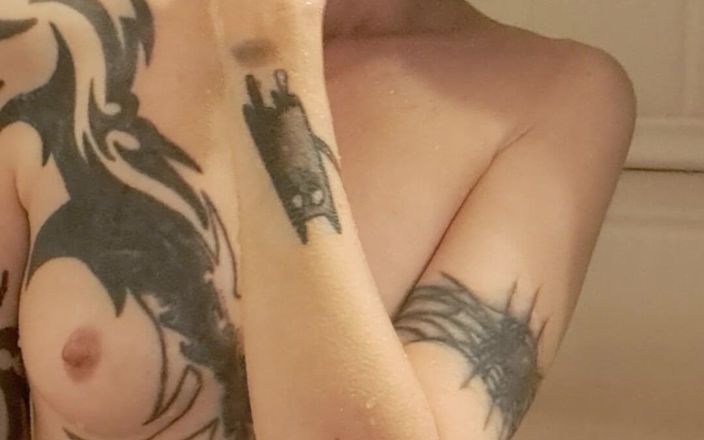 PandoraSG: Zierliche nasse goth-titten in der badewanne - harte nippel