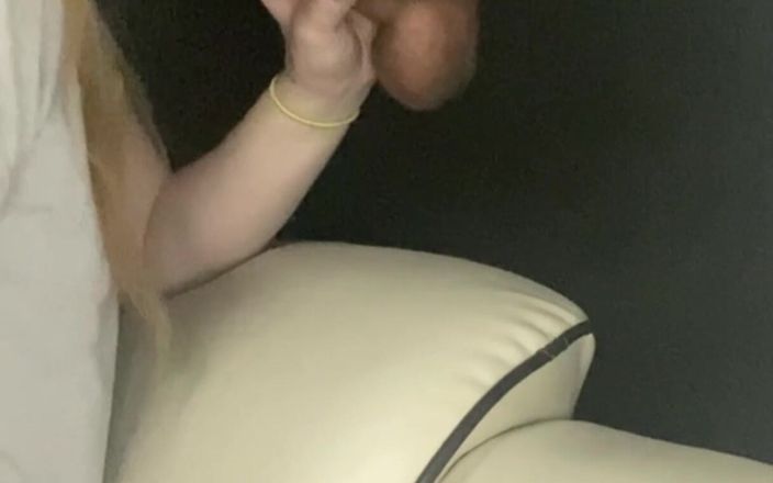 Sluttybritt: Troiabritt maneggia il grosso cazzo nero di papà
