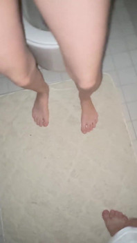 Spuiten in toilet 2 keer afrer oude 69 Yeras oude man neukpartij om mijn vagina te reinigen van zijn sperma