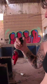 J’ai Trouvé Un Bâtiment Abandonné Sur La Route Et J’ai Pris Une Bombasse Avec Des Dreadlocks Pour La Baiser Juste Là-bas