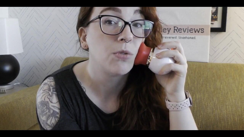 Lily O'Riley: NSFW 바이브레이터를 빠는 키스의 검토