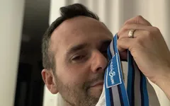 Cheirando as cuecas usadas de outro cara e se masturbando