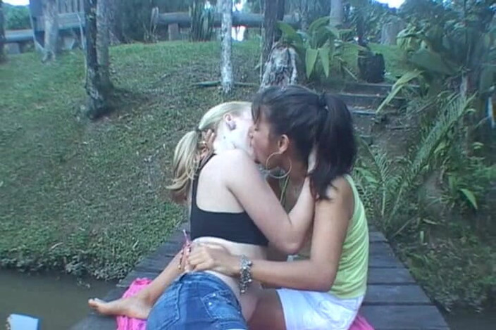 FetishKing: Maratona di baci sexy caldi lesbici