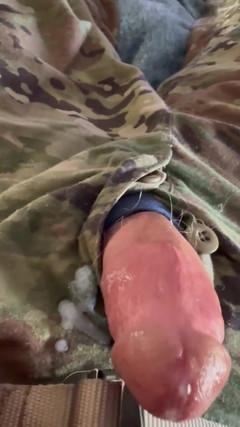 Gay Soldier Stuff: Armádní solider buší do latexové kundičky, zatímco nosí plnou uniformu,...