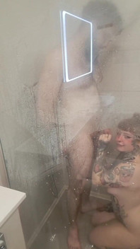 Sex la duș împotriva panoului mare de sticlă steamy
