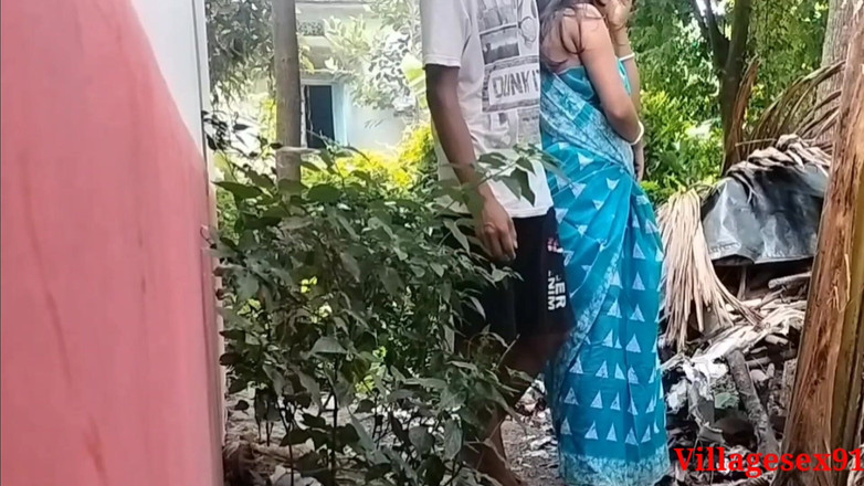 Villagesex91: Девушка чистит сад, когда пришел муж и трахнул ее