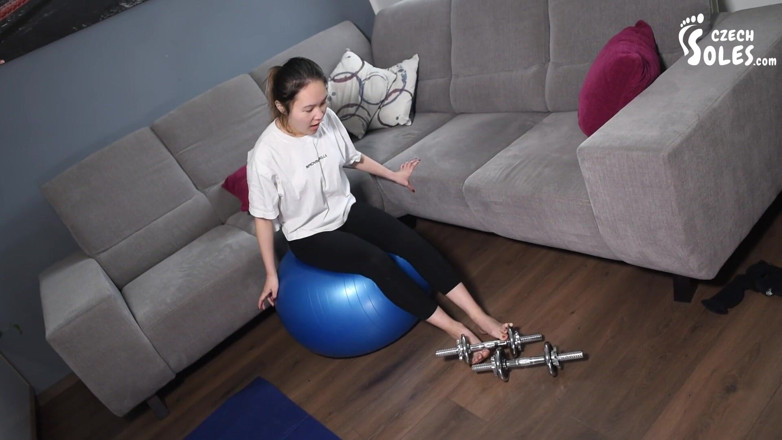 Czech Soles - foot fetish content: Lynn's flexible Asian feet in gym