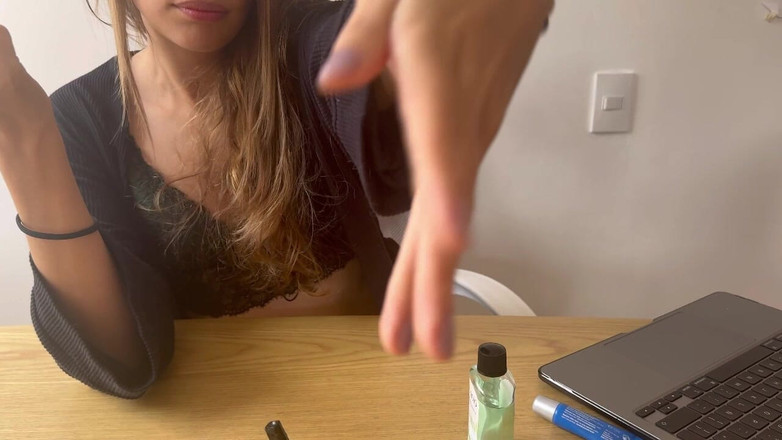 scarlettandc: Ladám si nehty a to mě nutí masturbovat