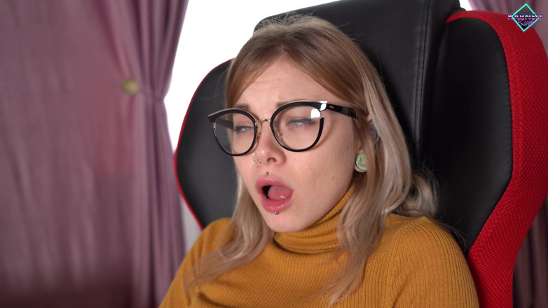 Karneli Bandi: Student dreams of big dick in tight pussy instead of...