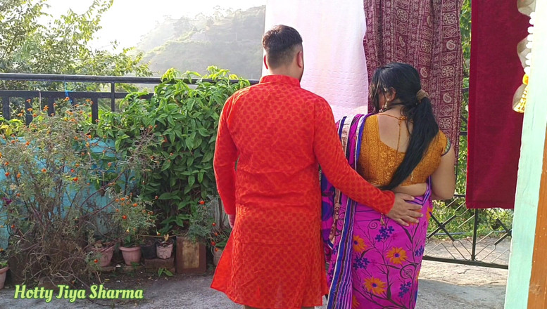 Hotty Jiya Sharmaa: Soacră indiană desi cu țâțe mari futută de Damad în Hills Openly...