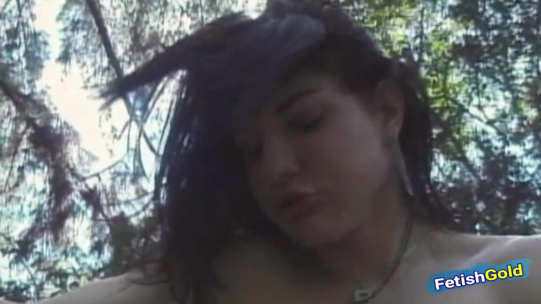 Shemale Babes: Intenzivní šukání svalnatého chlapa, sexy tranny a jeho přítelkyně venku