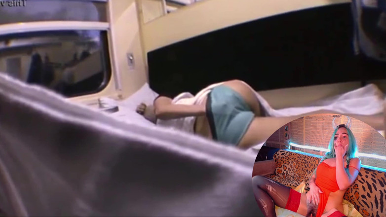 Blowjobs Alice: MILFka masturbuje ve vlaku