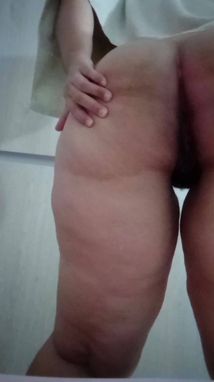 Jaky2023: La bella latina ha appena finito di fare il bagno...