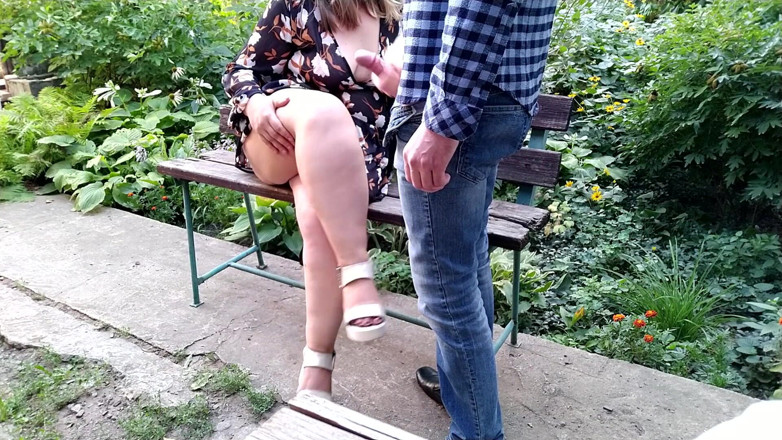 OurFetishLife: Nádherná dostane sperma na své nádherné holé nohy