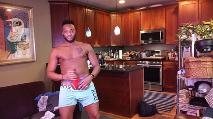 Kennie Jai: 脱衣舞！Kennie jai为你脱衣服并高潮！