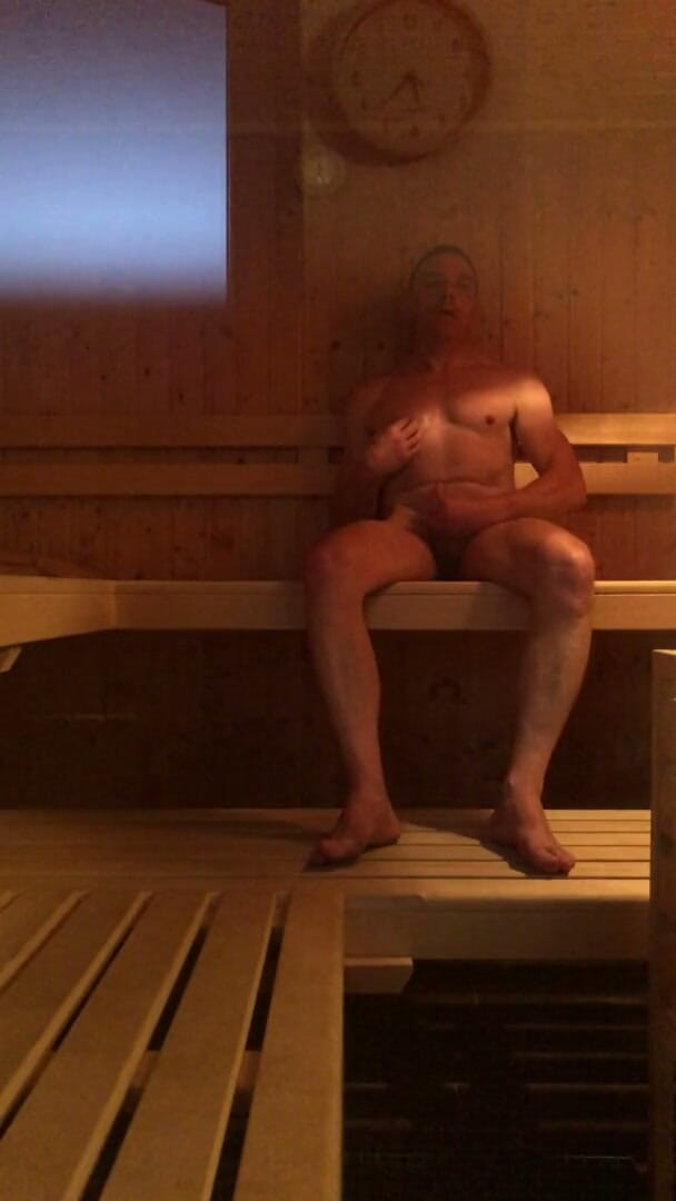Benbinaked: Randy kerel betrapt op aftrekken in een openbare sauna
