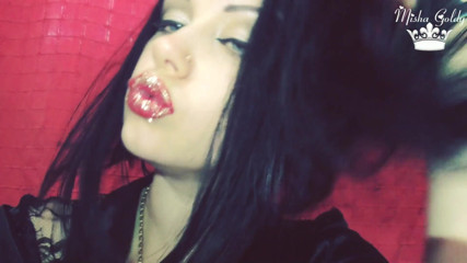 Goddess Misha Goldy: Labbra rosse con luccicanti dorati
