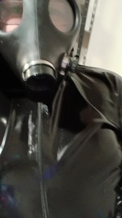 Latex Boy: Isreali Gasmask latexová tepláková souprava Cum