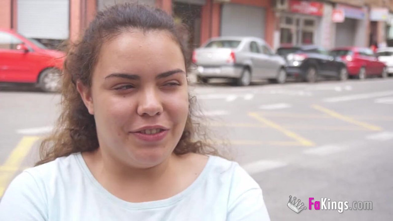 FAKings: Une bombasse accro au sexe de 19 ans utilise ses énormes seins...