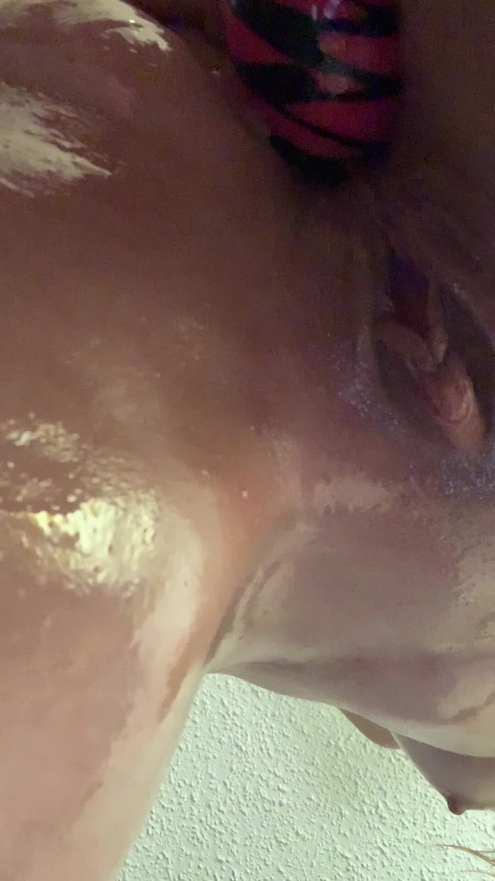 Suzy Wylde: Diminyak &amp; Bersedia Untuk Meletup Bahagian 2