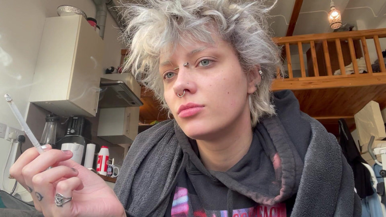 Glitterqueen1999: Söt goth röker en cigg i en hoodie ingen smink