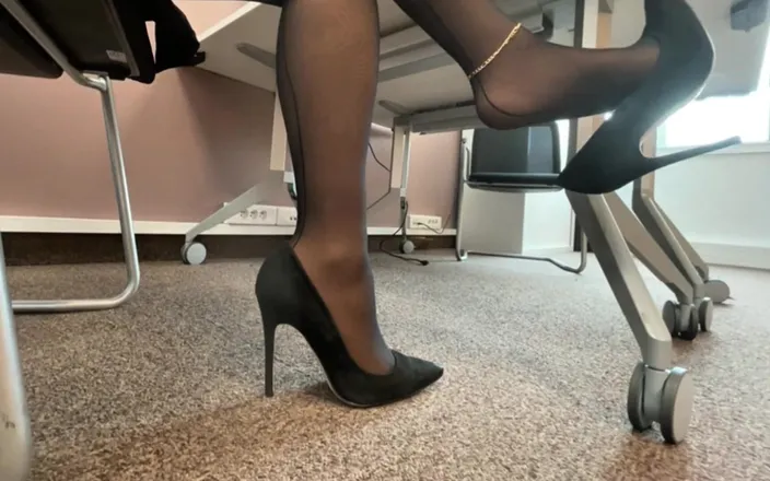 Niki studio: Look at My Feet While I Ignore at Work