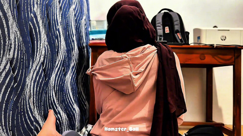 Hamster_Ball: Blowjob oleh pembantu rumah MILF Muslim Malaysia semasa Hujan