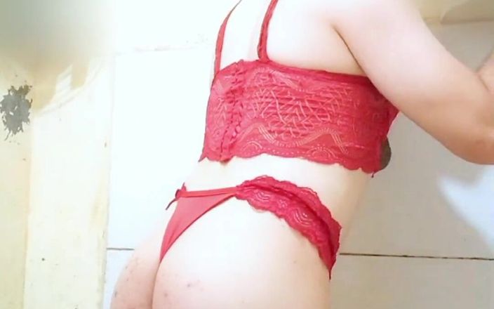 Carol videos shorts: Travestito in lingerie rossa