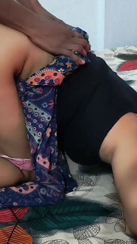 Bella ragazza indiana con grandi tette piscia e sesso bollente alla pecorina