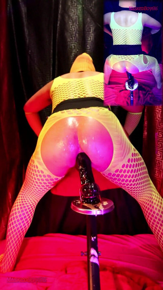 Maskedboy616: Sto saltellando il mio sedere oliato, in lingerie fluorescente gialla 4