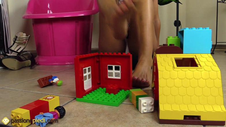 Foot Fetish HD: Thena gioca con i giocattoli