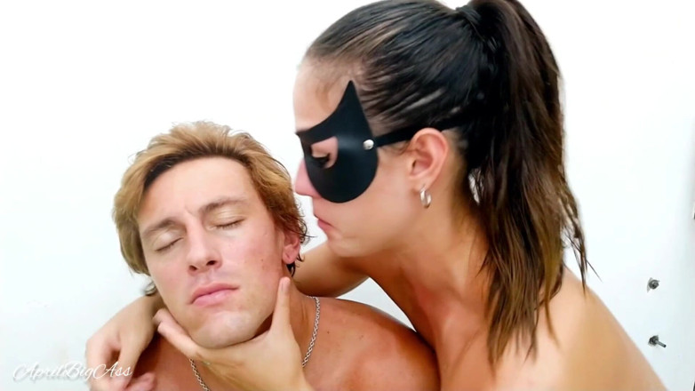 April BigAss: Dominazione femminile lecca la sua faccia