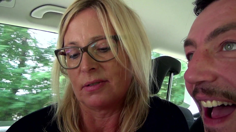 FUCK PARTY XXX: O mamă sexy incitantă cu țâțe mari este futută tare în pizdă