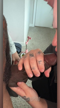 Une Sirène Suce Joyeusement Une Grosse Noire Pendant Qu’elle Traîne À La Maison!
