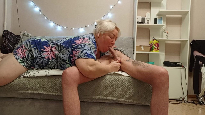 Zona901: 隣人が深いフェラチオの後に精液を飲み込む