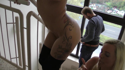 Dirty Tina: Double baise dans la cage d'escalier