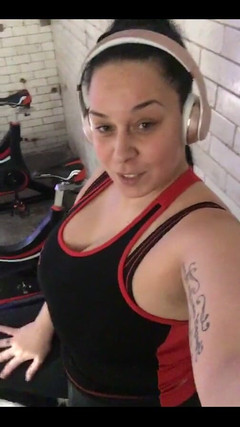 Anastasia Lux: Spor salonunda spor yapıyor... Ağırlıklardan önce kardiyo ve evet her seansta...