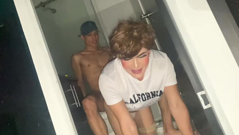 KenPrince: Femboy Bermain Di Kamar Mandi Dan Disetubuhi Oleh Pria Yang...