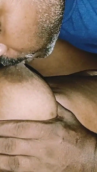 Husbend parle sur son téléphone portable en même temps que ma copine profite de ma bite bien dure